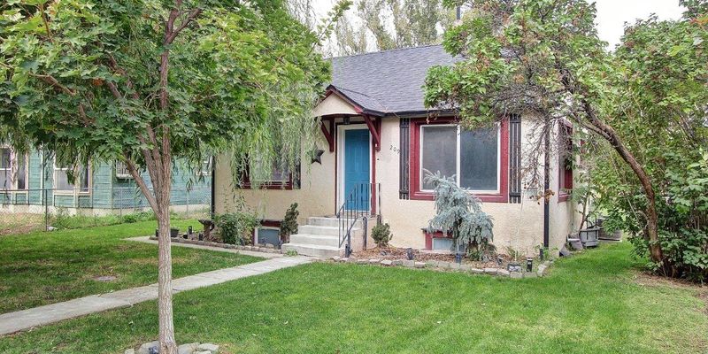 Homedale House: 209 E Montana Ave