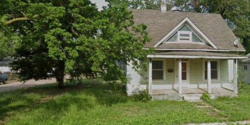 Lyons House: 201 N Douglas Ave