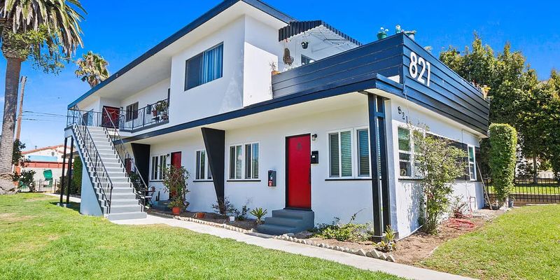 Santa Monica Apartment: 821 Maple St