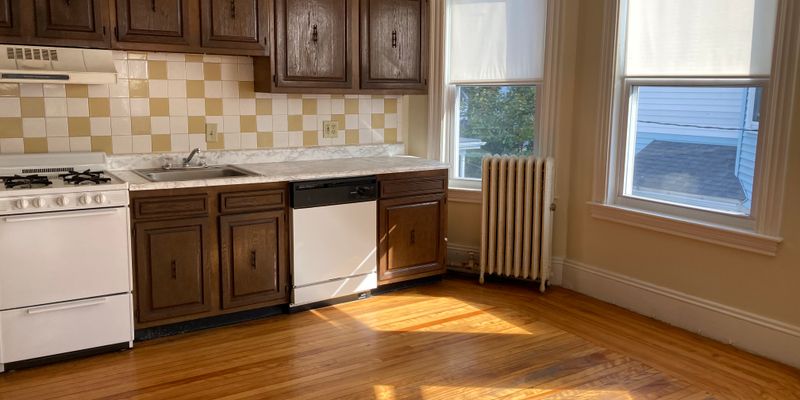 Waltham Apartment: 80 Robbins St