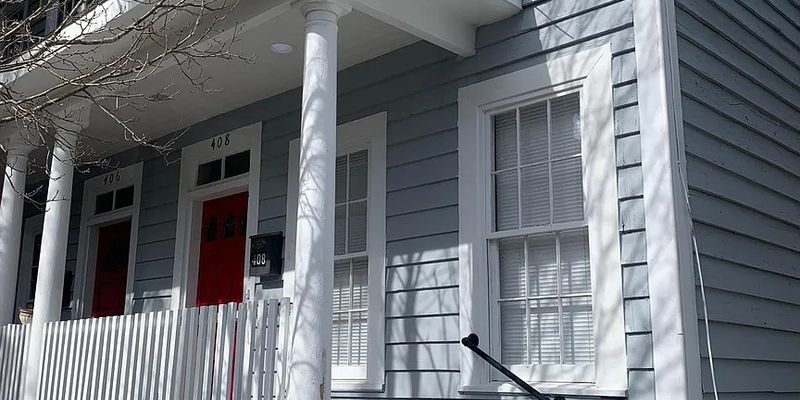 Savannah House: 408 E 31st St