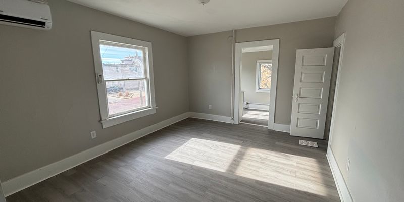 Hutchinson Apartment: 14 E 6th Ave