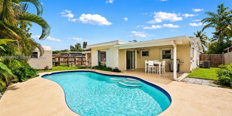 Hollywood House: 2210 N 57th Way