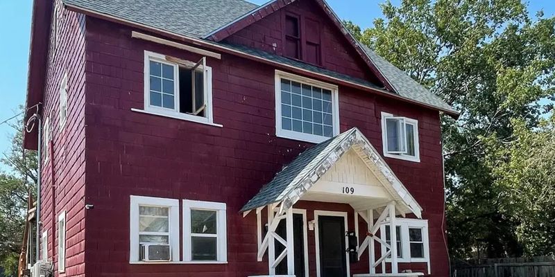 Hutchinson Apartment: 109 S Maple St