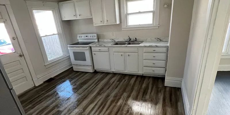 Hamilton Apartment: 217 Eaton Ave.