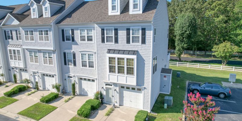 Long Neck House: 26736 Chatham Ln