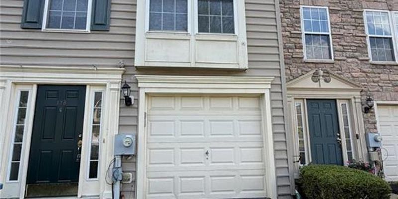 Easton House: 118 Knollwood Drive
