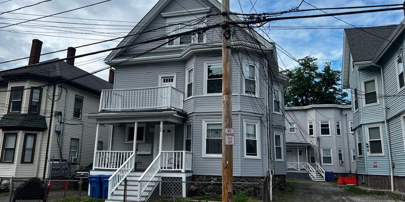 Waltham Apartment: 80 Robbins St