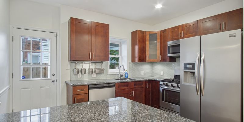 Fayetteville House: 2355 E Harold St