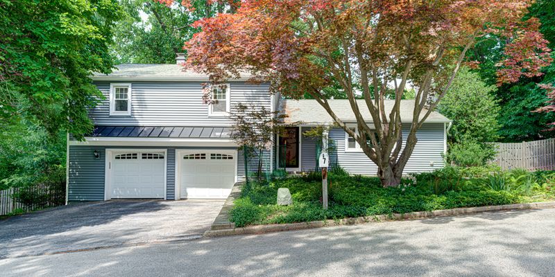 Berwyn House: 7 Carol Ln
