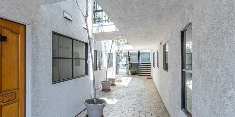 Burbank Apartment: 611 S 6th St