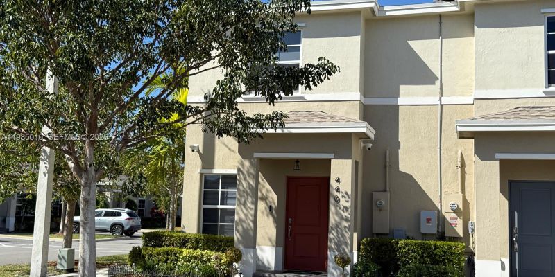 Florida City Townhome: 440 NE 4th Terrace