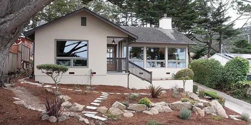 Pacific Grove House: 307 Bishop Ave
