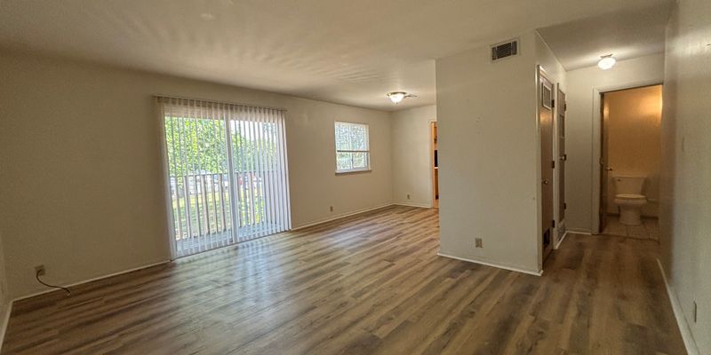 Hutchinson Apartment: 907 E 12th Ave