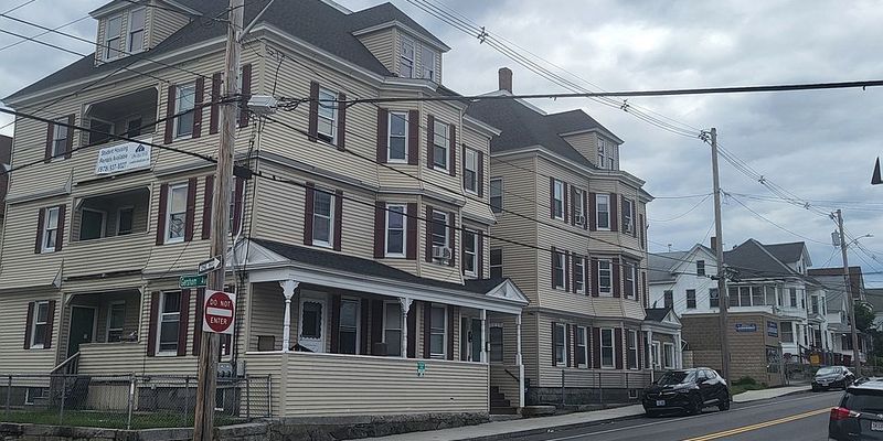 Lowell Apartment: 130 University Ave