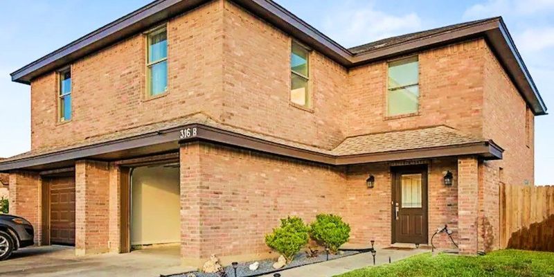 Port Isabel House: 316 E Monroe St