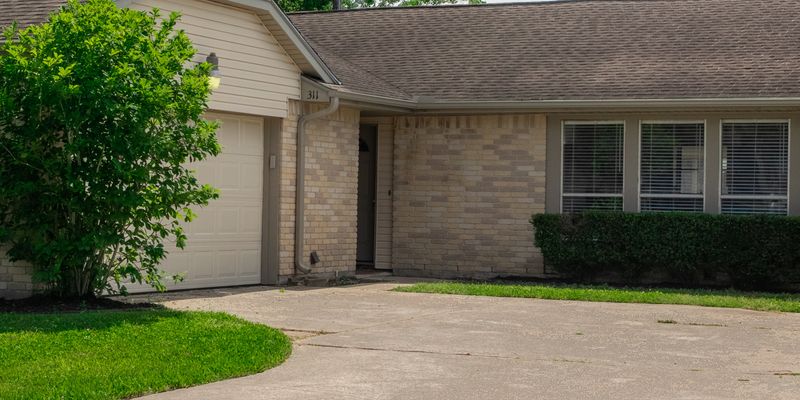League City House: 311 Forest Hills Dr