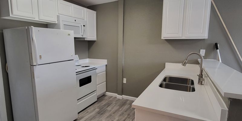 Dallas House: 9605 Grady Ln