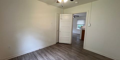 320 bennert apt B- bedroom.jpg