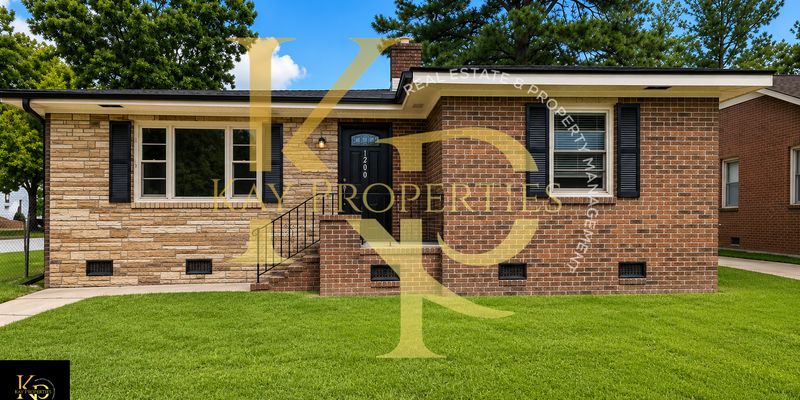 Rocky Mount House: 1200 E Holly St