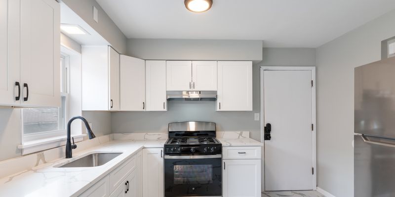 Chicago Apartment: 2457 W 69th St