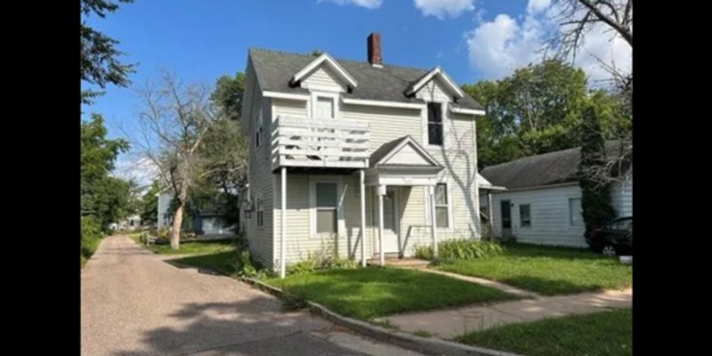 Eau Claire Apartment: 641 Franklin St