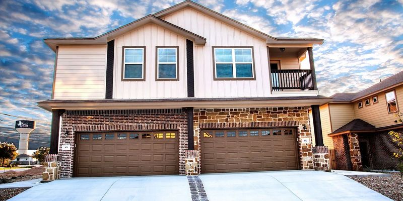 Kyle House: 107 Lakeview Ct