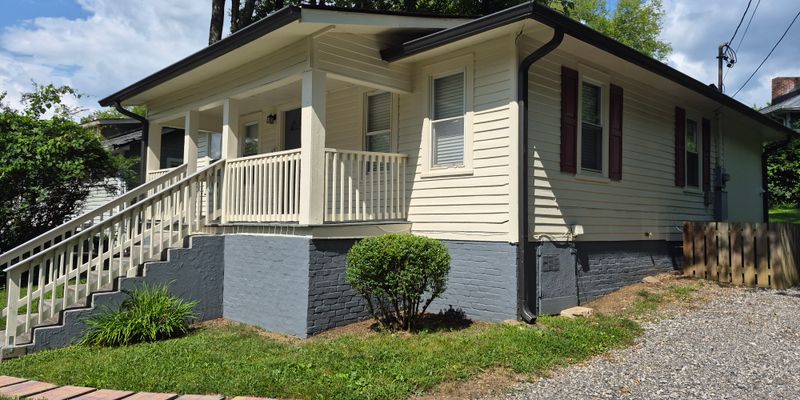 Knoxville House: 2708 Scottish Pike