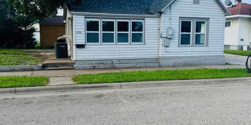 La Crosse House: 1220 Moore St