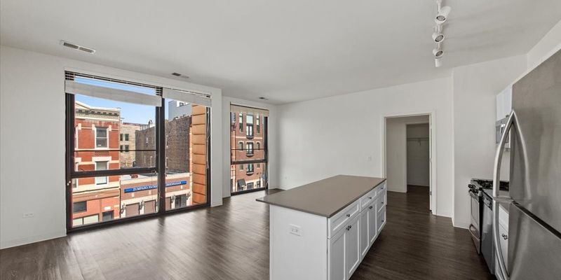 Chicago Apartment: 830 N Milwaukee Ave