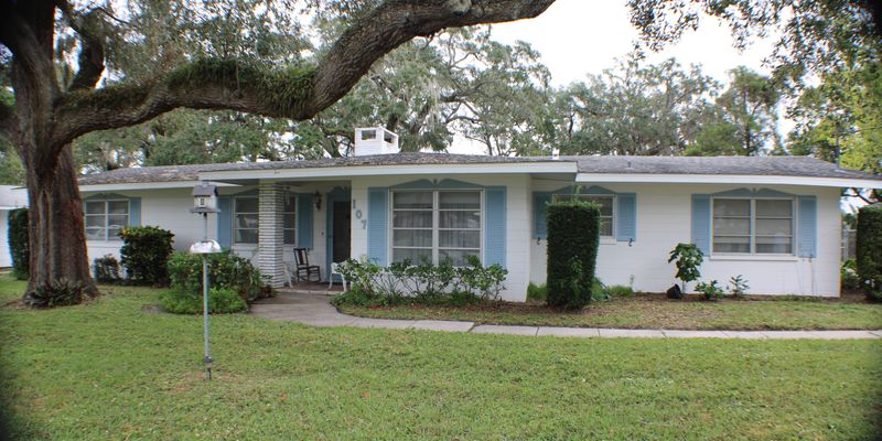 Bradenton House: 107 6th St E