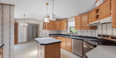 Kitchen - Stove in Foreground.jpg