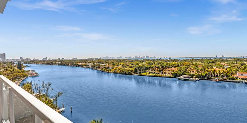 Miami Beach House: 5600 Collins Ave