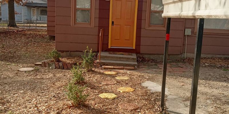 Iola House: 301 S 3rd St