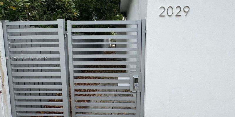 Hollywood House: 2029 Pierce St