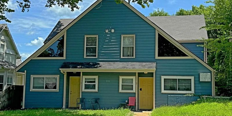 Lawrence Apartment: 916 Indiana St