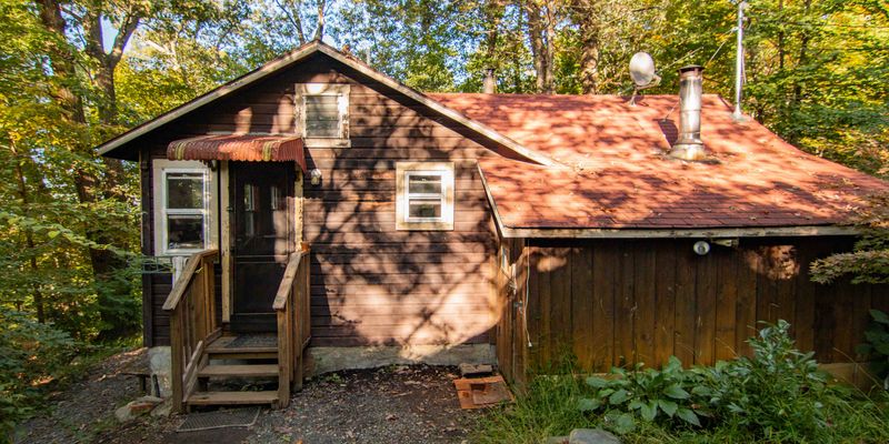 Monroe House: 32 Oakwood Trail South