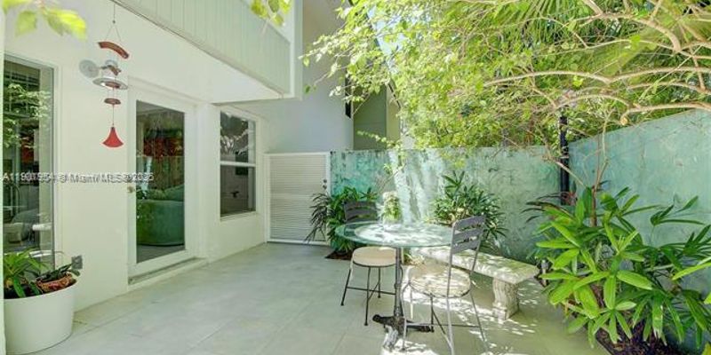 Miami Townhome: 3176 Mary St