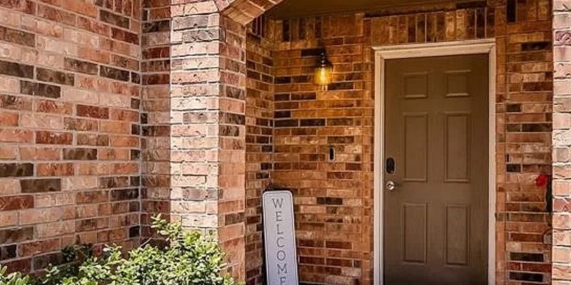 Austin House: 9008 Norwich Castle