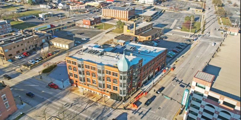 Aurora Apartment: 115 W Galena Blvd