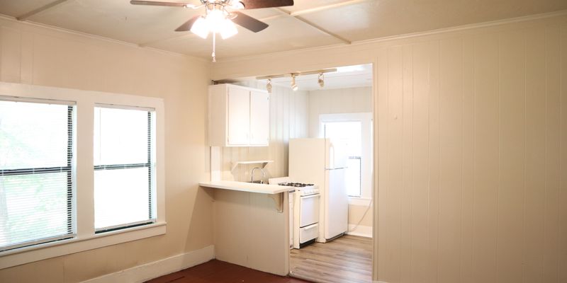 Denton Apartment: 1116 N Bell Ave