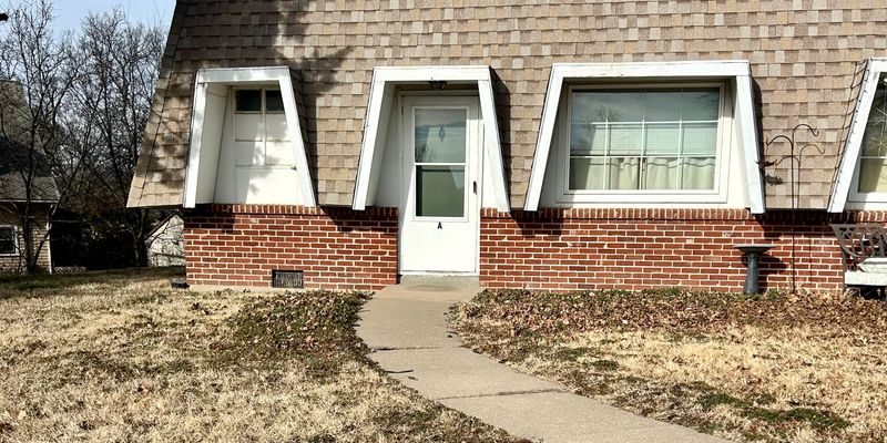 Newton Apartment: 210 E 10th Street