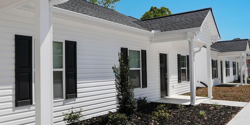 Moultrie House: 1360 Summer Cir SW