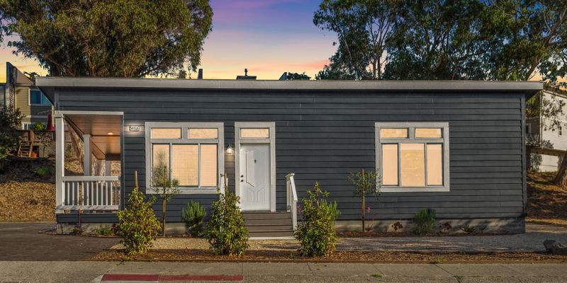 Corte Madera House: 5491 A Paradise Drive