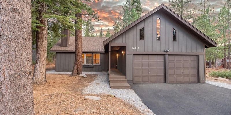 Truckee House: 14217 Gyrfalcon St