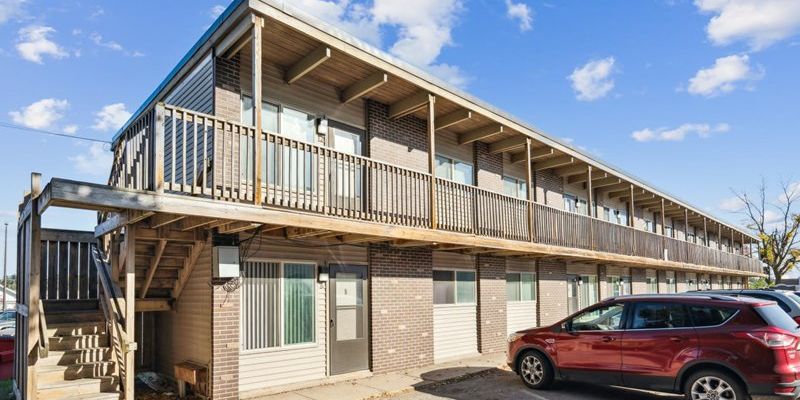 Cedar Rapids Apartment: 126 32nd St NE