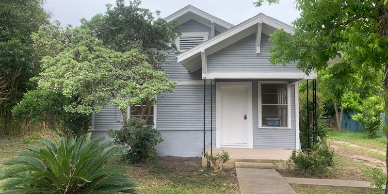 Seguin House: 519 E Pine St