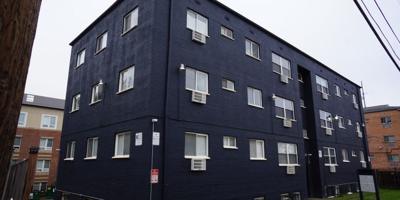 Washington Apartment: 5005 Call PL SE