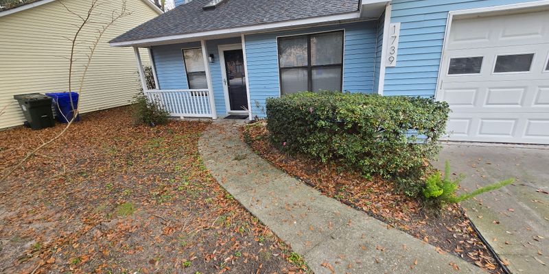 Charleston House: 1739 River Front Dr