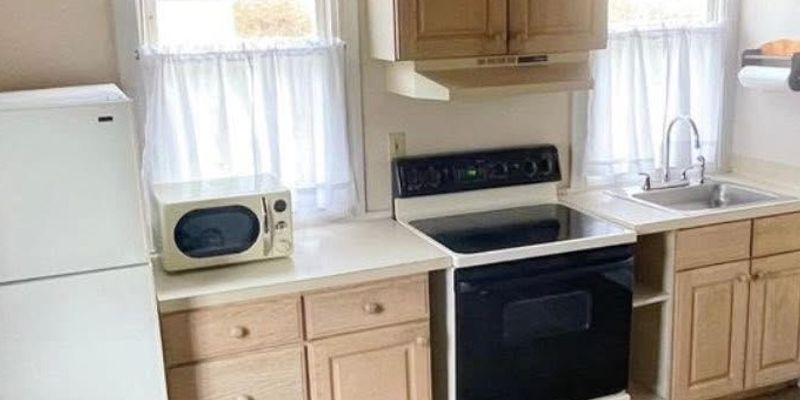 Dauphin Apartment: 700 Erie St